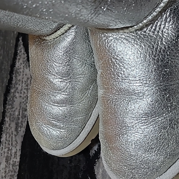 UGG LIMITED EDITION METALLIC SLIVER BAILEY BUTTON CLASSIC SHORT BOOTS - Picture 8 of 16